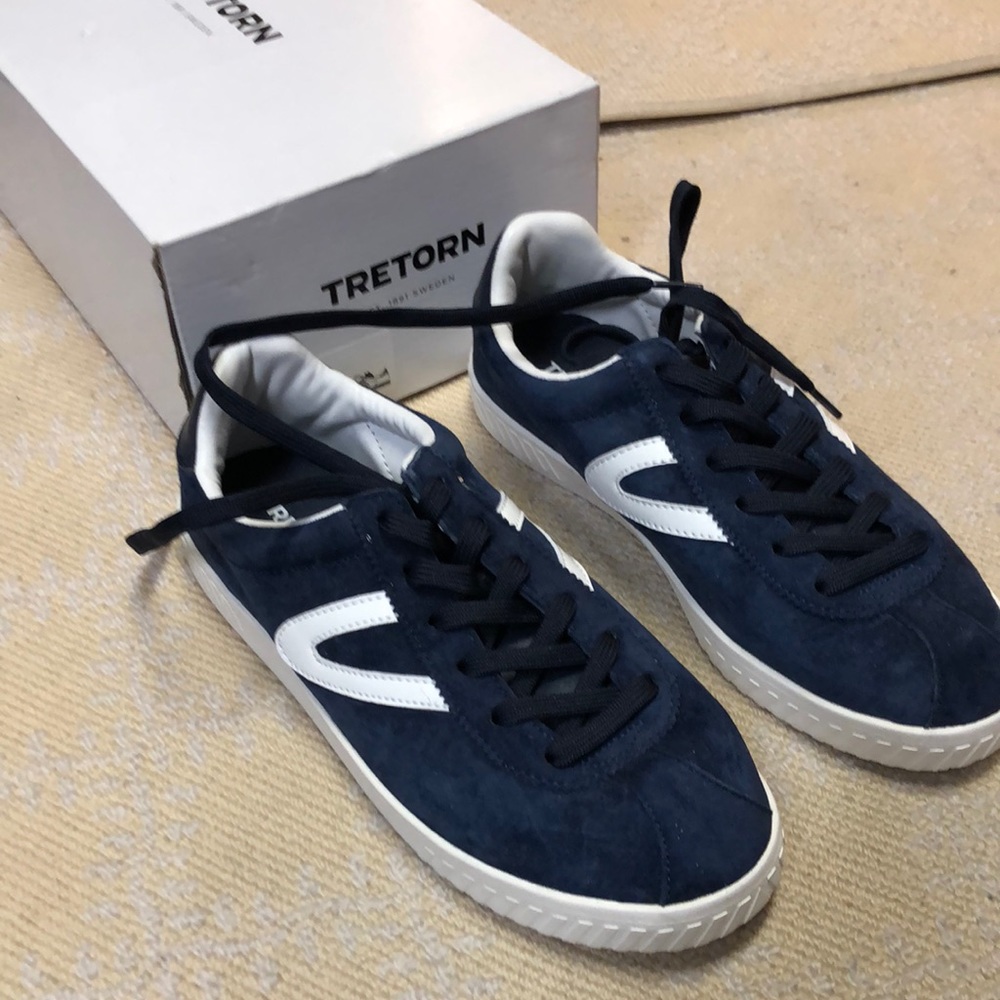 Tenny shoes